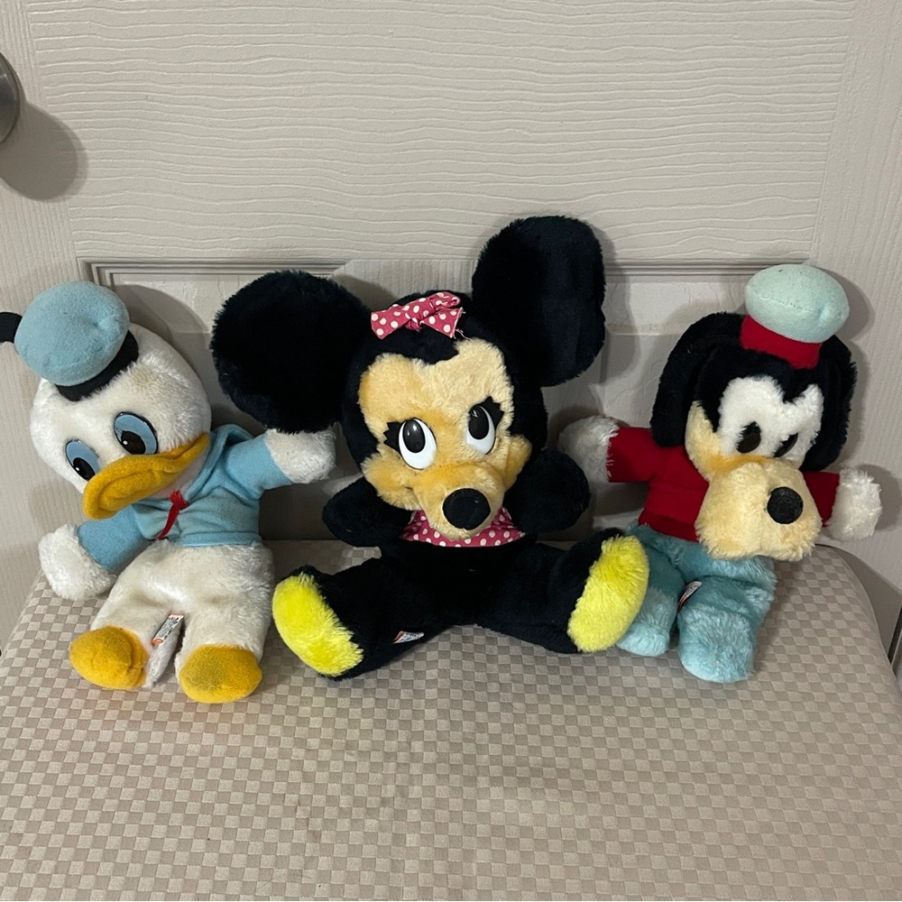 Lot of vintage Disney character plush toys, Minnie Mouse Donald Duck and Goofy,